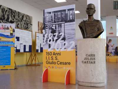...e presenta nell�androne d�ingresso un mezzobusto dell�imperatore romano accanto a un cartellone che ricorda i 150 anni di fondazione della scuola